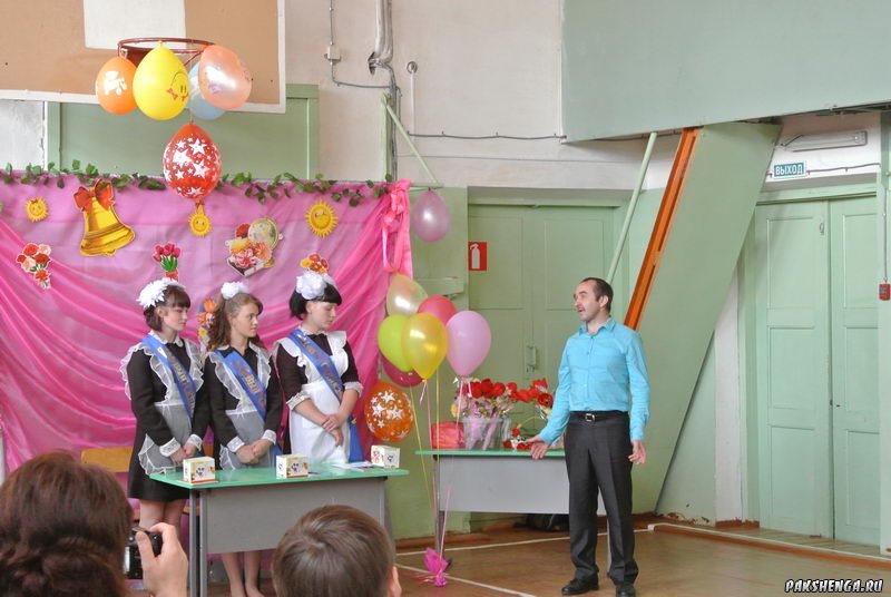 "Последний звонок". 24 мая 2014 года. Выпускники -  Прилучная Кристина, Зеновская Алина, Зиновьева Вика